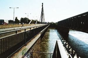 Straßenbrücke und Bahnbrücke