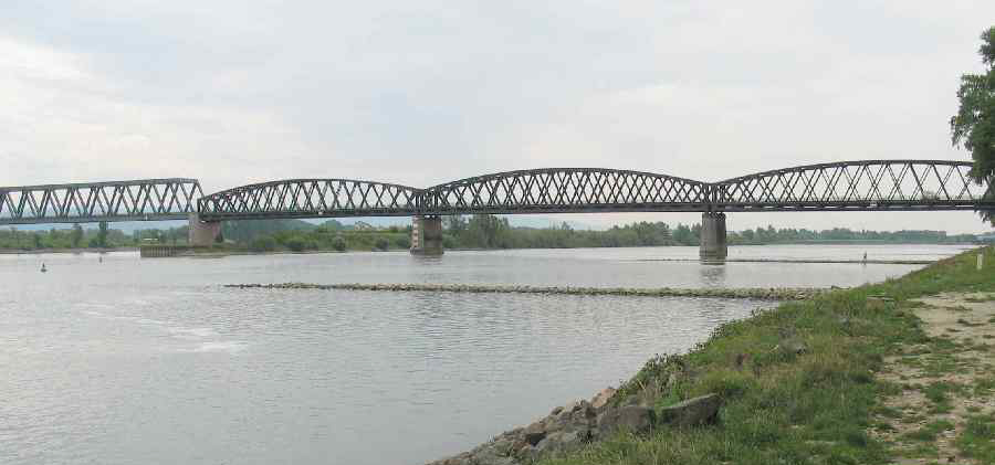 Die heutige Rheinbrücke bei Wintersdorf